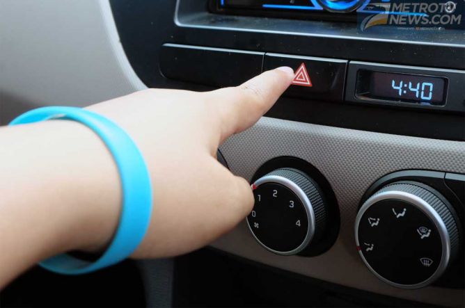 Dilarang Menghidupkan Lampu Hazard Saat Berkendara di Bawah Hujan goo.gl/dWzn9r