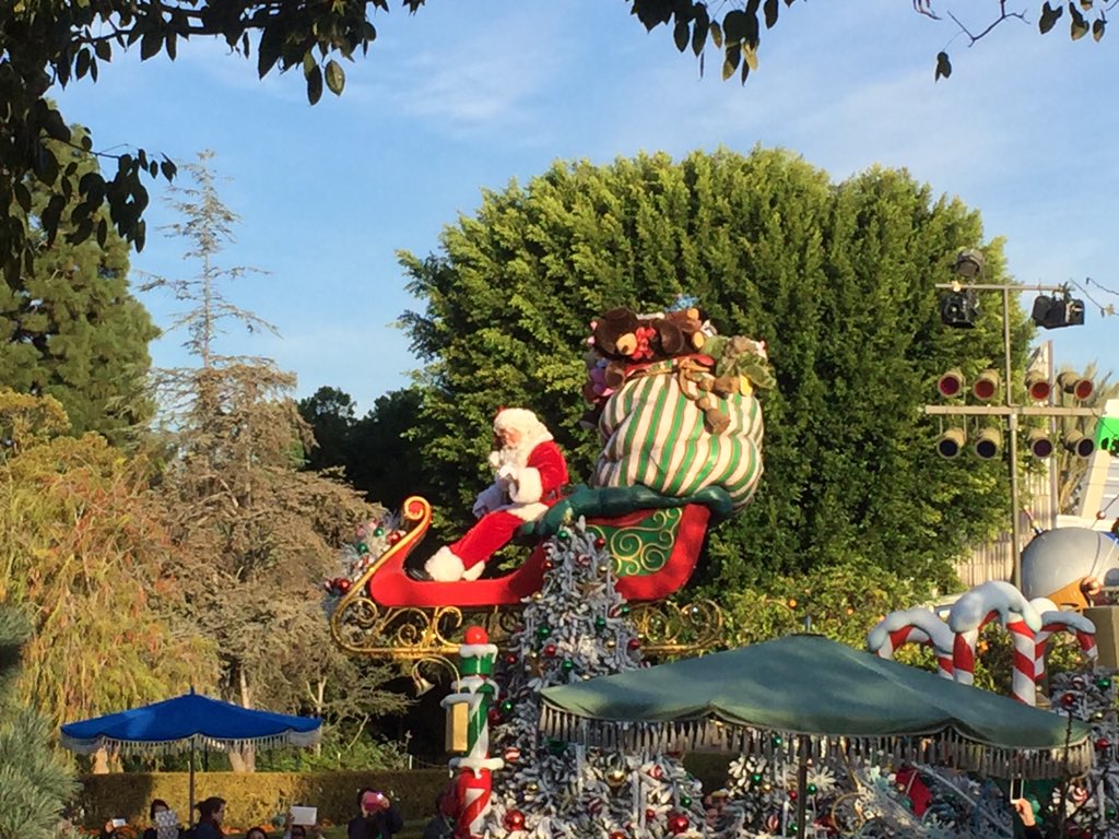ginabunton's tweet photo. Happy times at Disneyland #Disneyland #happykids #happiestplaceonearth #holidays #xmas https://t.co/yo8tt8r04L