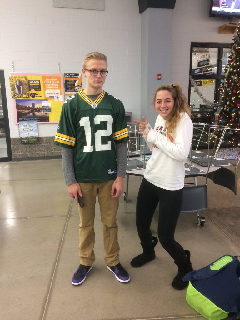 When you completely forget your friend\s 18th bday happy birthday Nathan (Aaron Rodgers looks good on you) 