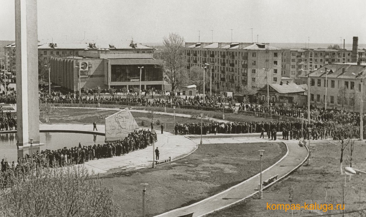 здание дворянского собрания калуга. в каком году построена калуга. гостиный двор калуга. универмаг калуга. калуга гостиные ряды 2020.
