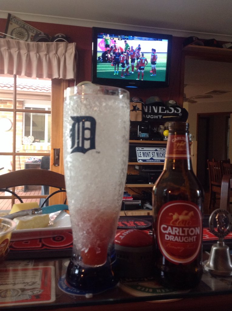 wapple15's tweet photo. #humpday #beerview with French rugby on the #notsobigscreen Thank god for @Eurosport on @Foxtel #beeroclock https://t.co/MyKh5Fn04d