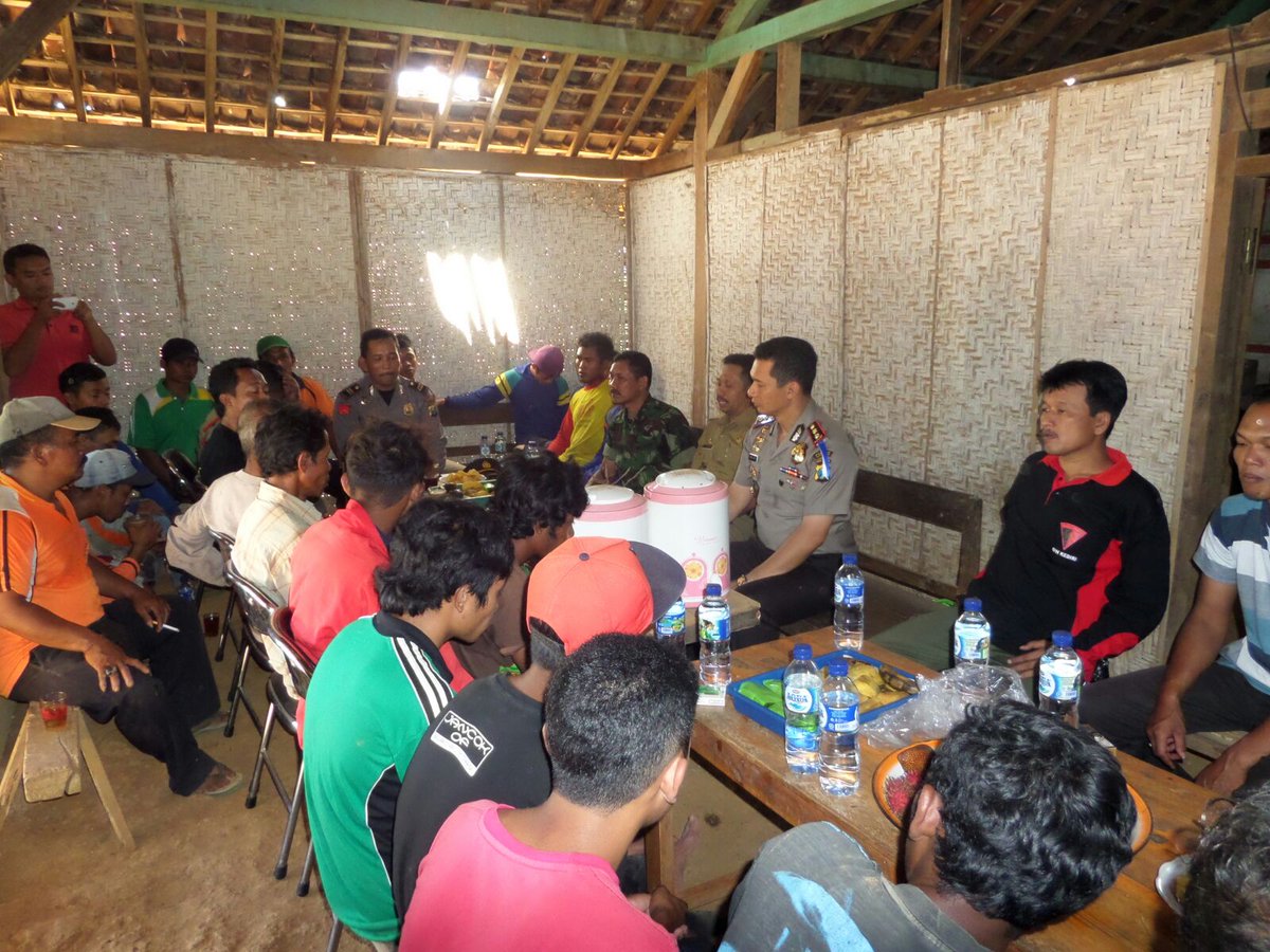 MadeAgus98's tweet photo. Cara Kapolres Trenggalek Tampung Aspirasi Masyarakat
https://t.co/fYq5jQD4Ia https://t.co/R7S2D21jzC