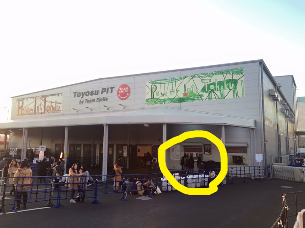 ゆく桃くる桃】豊洲PITのドリンクメニュー、事前にコインを500円で買って、入場口右側のドリンクバーで引き換える感じ。プラカップのとペットボトル入りのが有ります。お釣りの無いように準備すると良いですね！  #momoclo