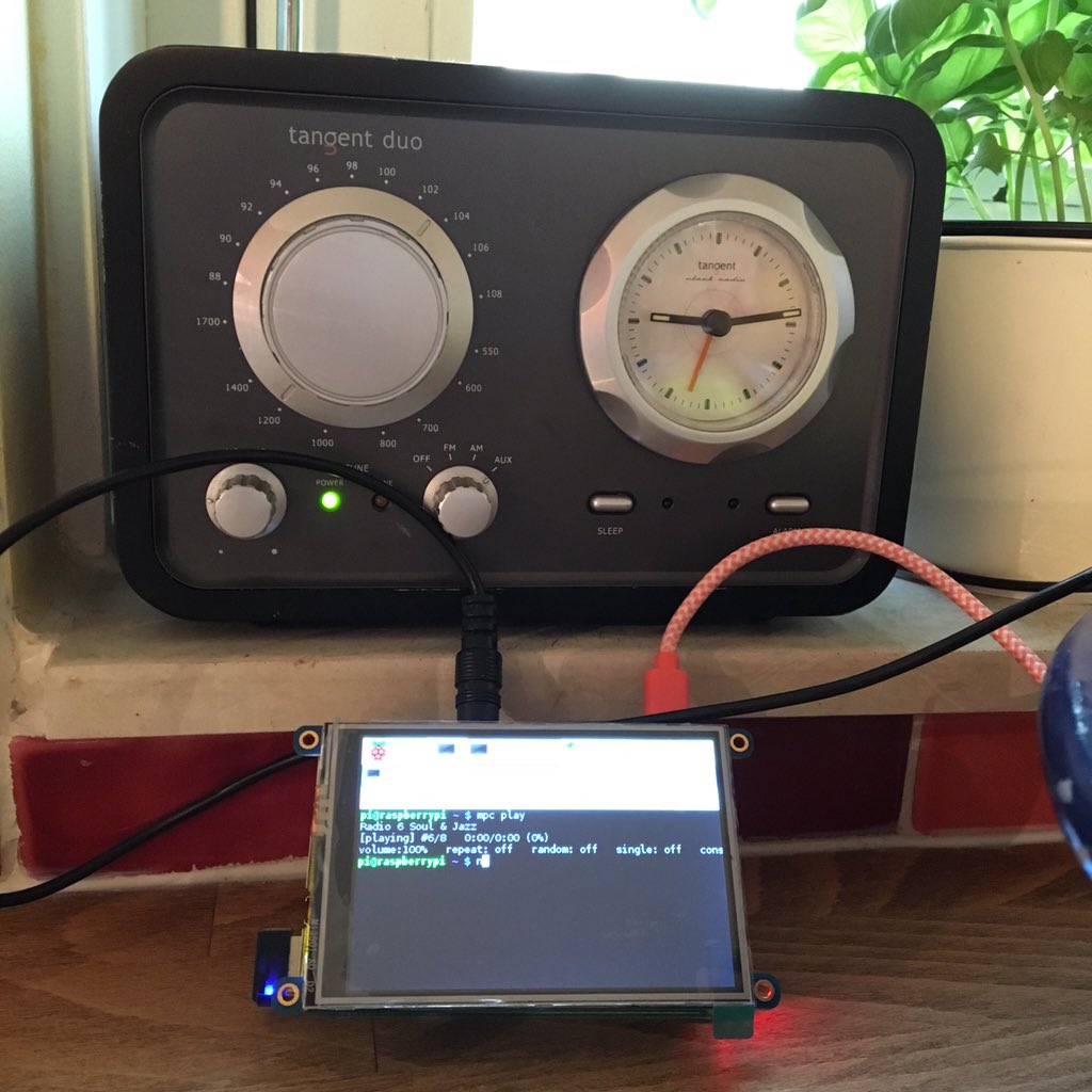 trippeltrap's tweet photo. De radio in de keuken krijgt een upgrade. #RaspberryPi #plakkenenknippen https://t.co/zVyxSrBSyC