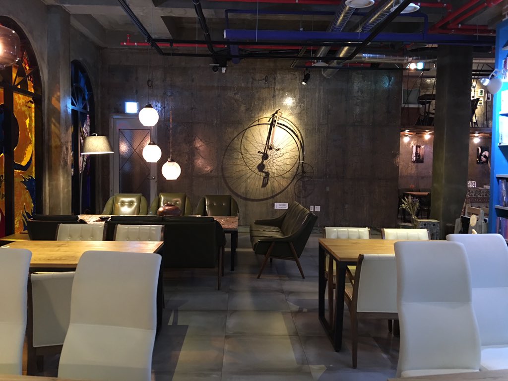 passionmaker's tweet image. 제주도 성산일출봉 근처 정말 멋진 카페 발견! 옆 펜션도 좋고 지하엔 비밀 장소처럼 엔틱한 아이템도 많아서 사진 찍기도 좋구나. 다음 여행때 다시와봐야겠음~^^ #커피로드아이야 #제주도카페 #제주도한옥카페