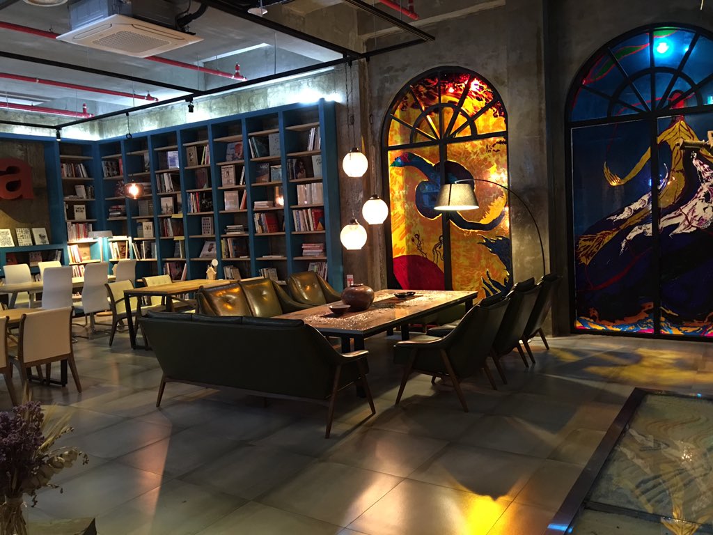 passionmaker's tweet image. 제주도 성산일출봉 근처 정말 멋진 카페 발견! 옆 펜션도 좋고 지하엔 비밀 장소처럼 엔틱한 아이템도 많아서 사진 찍기도 좋구나. 다음 여행때 다시와봐야겠음~^^ #커피로드아이야 #제주도카페 #제주도한옥카페