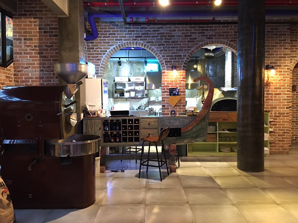 passionmaker's tweet image. 제주도 성산일출봉 근처 정말 멋진 카페 발견! 옆 펜션도 좋고 지하엔 비밀 장소처럼 엔틱한 아이템도 많아서 사진 찍기도 좋구나. 다음 여행때 다시와봐야겠음~^^ #커피로드아이야 #제주도카페 #제주도한옥카페