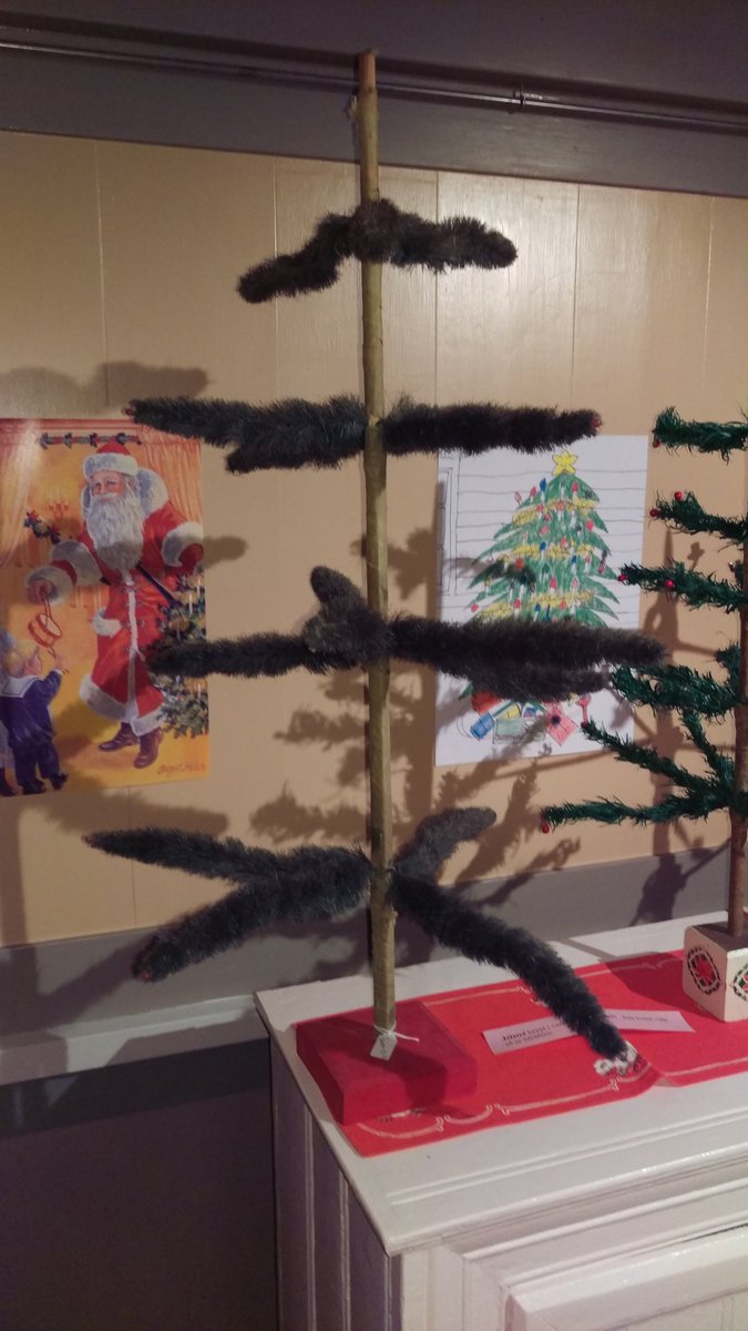 YrsaSig's tweet image. Artificial  Christmas tree sold to Icelanders in the 1940's. Horrendous. Guess they had no comparison. #notrees