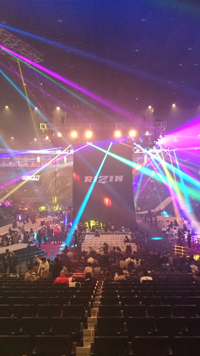 レヴィン Twitter પર Rizin観戦してきました 全選手入場時での桜庭選手と青木選手入場時 Prideの曲が流れ 余りにも感慨深く 静かに号泣してしまいました T T 写真は昨日の開始前と 今日の格闘技expo内のrizin社に祈願する髙田統括本部長 T Co Z6iii02qvn