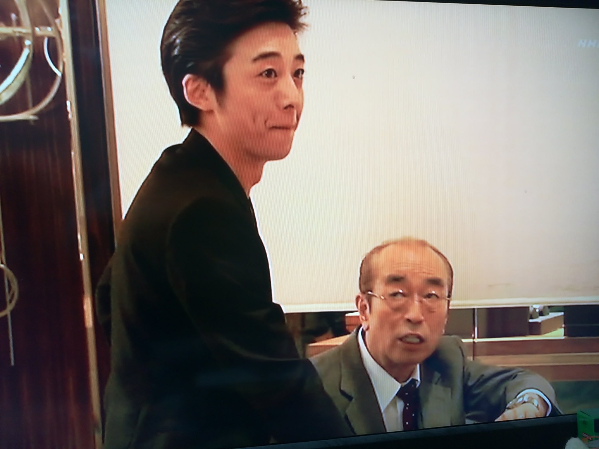 ぬっきぃ 遅ればせながらタカハシの出たとなりのシムラを観てみた ちゃらーい金持ちのぼんぼんな兄ちゃん役がむちゃくちゃ新鮮 デコだし 白tシャツ 細身スーツ最高 高橋一生 となりのシムラ T Co 56mglcg5eq Twitter