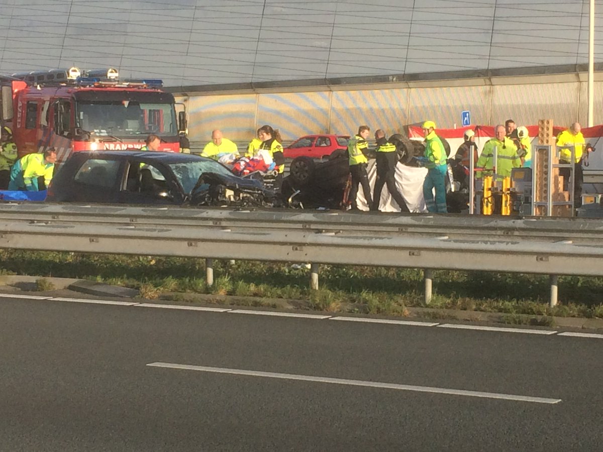 ad_utrecht's tweet photo. Groot ongeluk A2 bij Maarssen. Er is net een wit doek neergelegd. https://t.co/fDVlK6CZUy https://t.co/kFBsXOsJCl