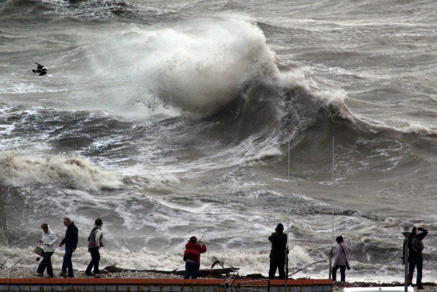 WMNNews's tweet photo. Entire Westcountry on flood alert. flooding imminent in two locations @EnvAgency #stormfrank https://t.co/pK6gvg0WIR https://t.co/HcH4ypZbZt
