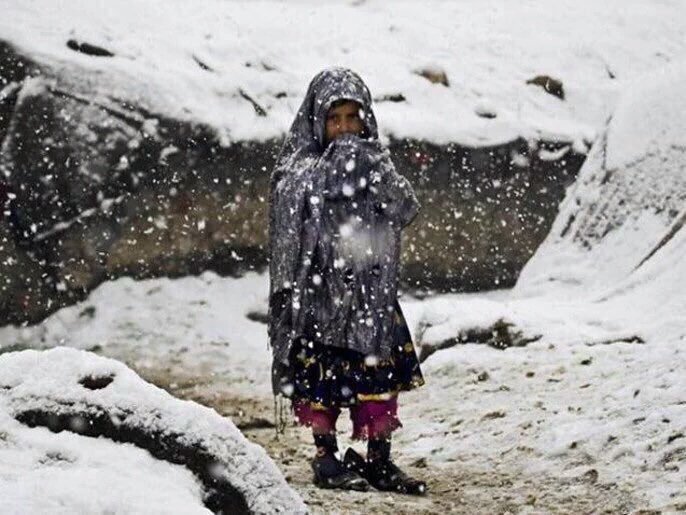 في هذا البرد لا تنسَ أن تحمد الله على نعمة وجود ساتر وغطاء نظيف يحميك.
"يارب ارحم فقيرًا من شدة البرد يتألم"