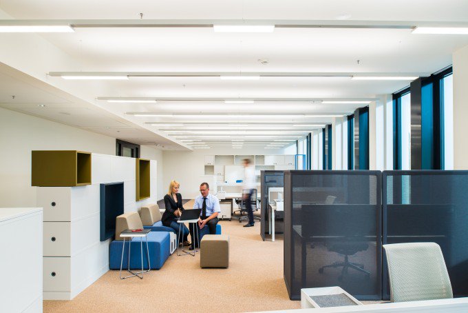 LightingEU's tweet image. ST MARTIN TOWER ILLUMINATED BY @Zumtobel_Light, GREAT OFFICE LIGHTING CASE STUDY bitly.pl/EInJ6