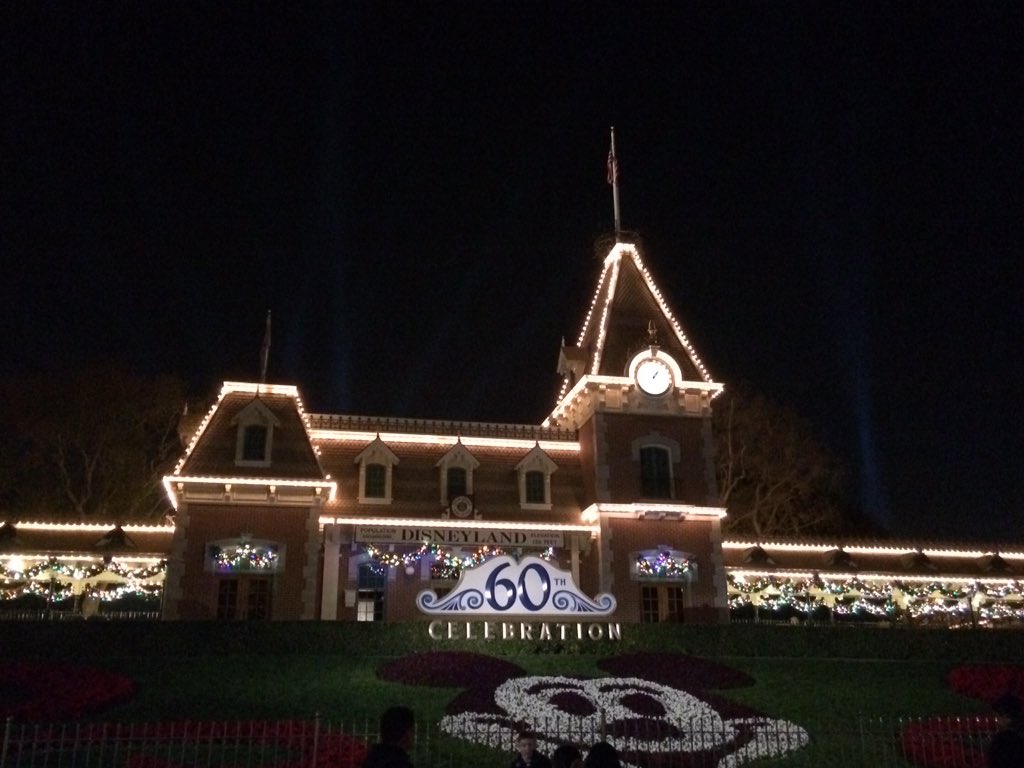 DisDreamGirls's tweet photo. Closed down the park! #17hourparkday #tired #feetsore #disneyland https://t.co/OrGQgh4q8y