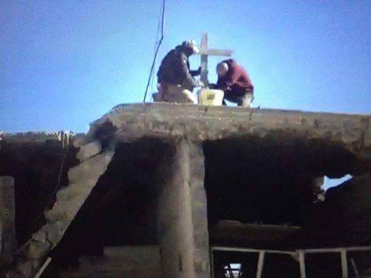 KalashEdo's tweet photo. #Yazidi ( #Êzidî ) fighters  returned a cross on the Church after defeat the #ISIL

#NobelPrize4Nadia #SupportYazidi https://t.co/WyLaWyP3kZ