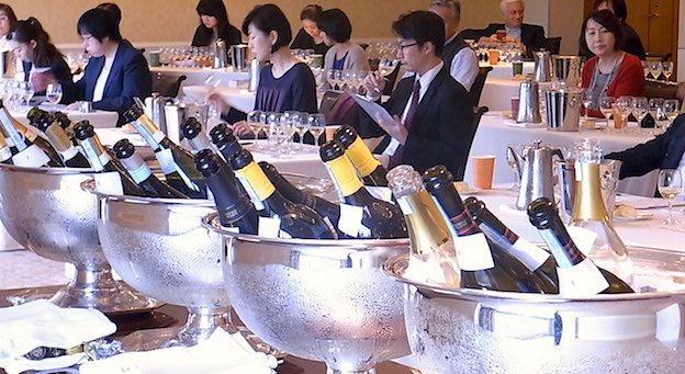newsageagro's tweet photo. newsageagro.it - https://t.co/xy2liu094b #vino
@DOCProsecco, nel mondo si #stappa 1 milione di #bottiglie al giorno https://t.co/DfJ0srbbwp