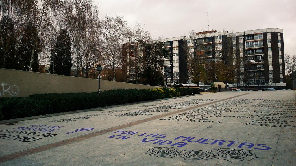 agz27's tweet photo. En Arganzuela no queremos que ninguna de las 103 asesinadas este 2015 caiga en el olvido. Siempre con nosotras... https://t.co/p9IVExyCdF