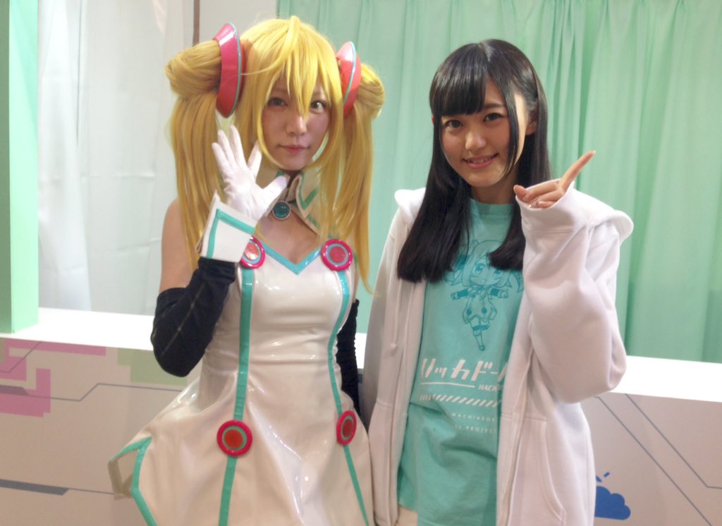 ハッカドール 8 15サ終 No Twitter あぅ 15年最後の1日が始まっちゃいますーっ コミケに来る人も お家にいる人も みーんな楽しい一日を過ごしてくださいねっ あ ハッカドール1号 2号 3号のコスプレイヤーさんとツーショットのみゅー かやたん ななみん