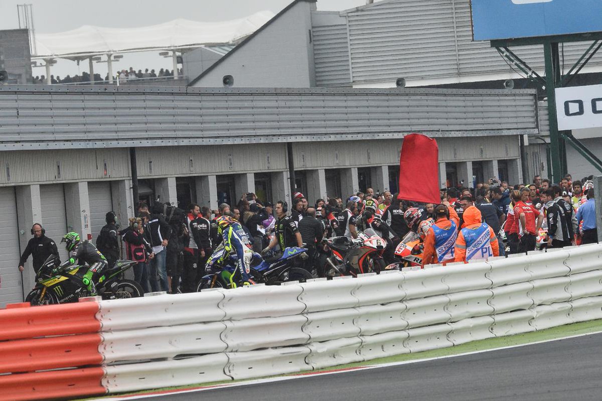 RacingNews56's tweet photo. MotoGP: Pit lane chaos, Silverstone 2015
@SilverstoneUK
@MotoGP
#Silverstone2015
#BestMotoGPPicturesOf2015 https://t.co/53Fv0Q7WFc