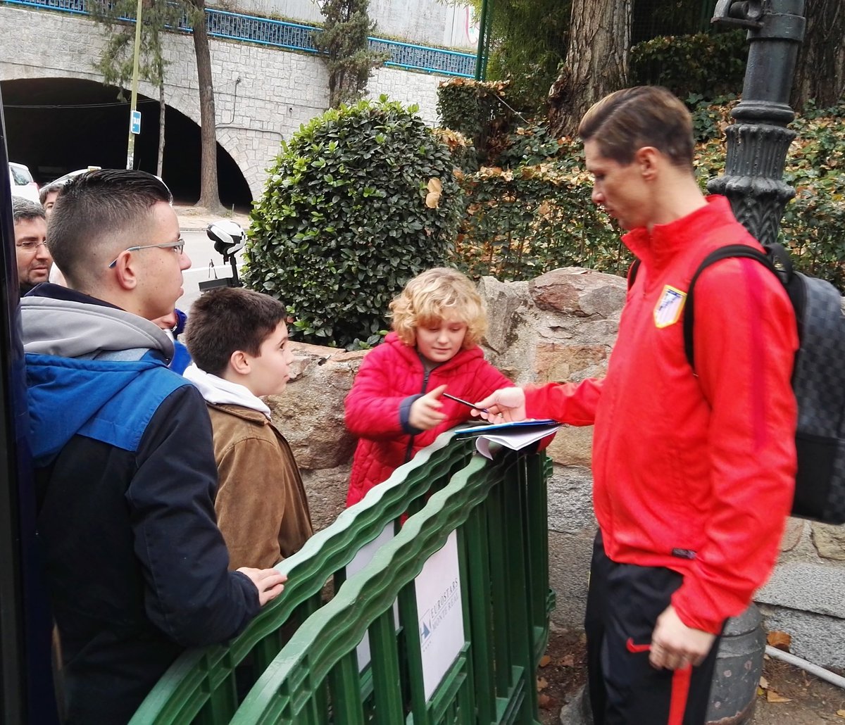 atletienglish's tweet photo. The team is now leaving the concentration hotel on their way to the Vallecas Stadium. #RayoAtleti #GoAtleti https://t.co/QMHIp0BXH8