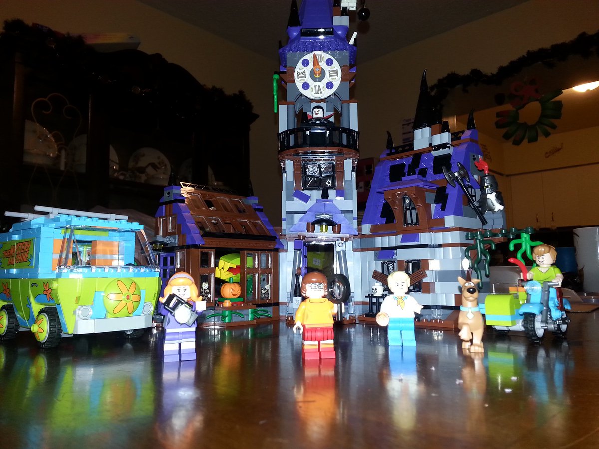 NegaCD's tweet photo. Kids were nice enough to let me help build their #LEGO sets with them. https://t.co/wPhDrFBCU5