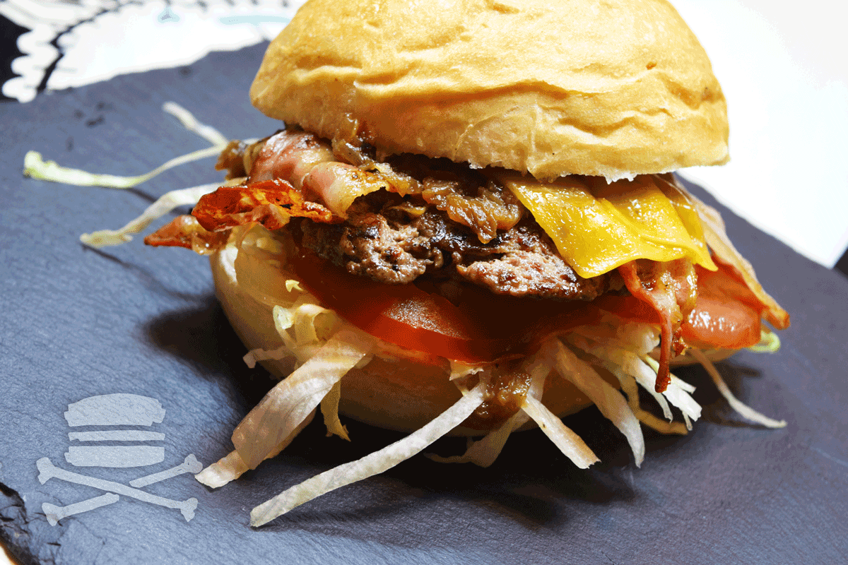 Cheddar fundido sobre vaca vieja a la brasa y panceta casera crujiente. La perdición.. Be canalla my friend #LBC 🍔💀🍔