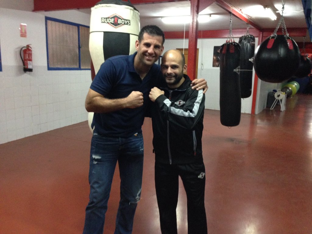 RickyPowWBC's tweet image. Una alegría pasar tiempo siempre contigo hermano @MartnezKiko ahora toca trabajo duro para 2016 #boxeo #teammartinez