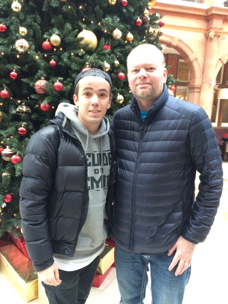 magicmax95's tweet photo. Grad in London angekommen und erstmal Barney getroffen ! Sehen uns am Freitag im Ally Pelly 😄 @ElmarPaulke https://t.co/wd57PkU53l