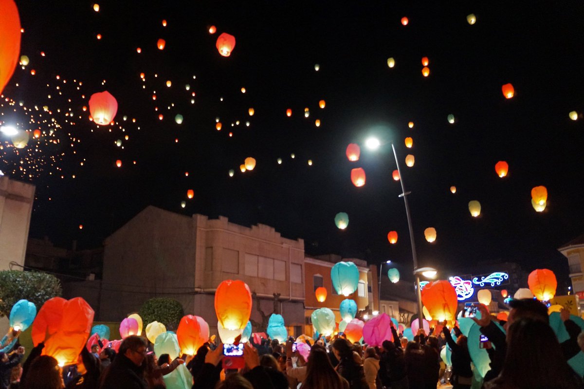 ¿Te quedaste sin ver el mágico evento de la suelta de farolillos voladores? goo.gl/qGOcmh