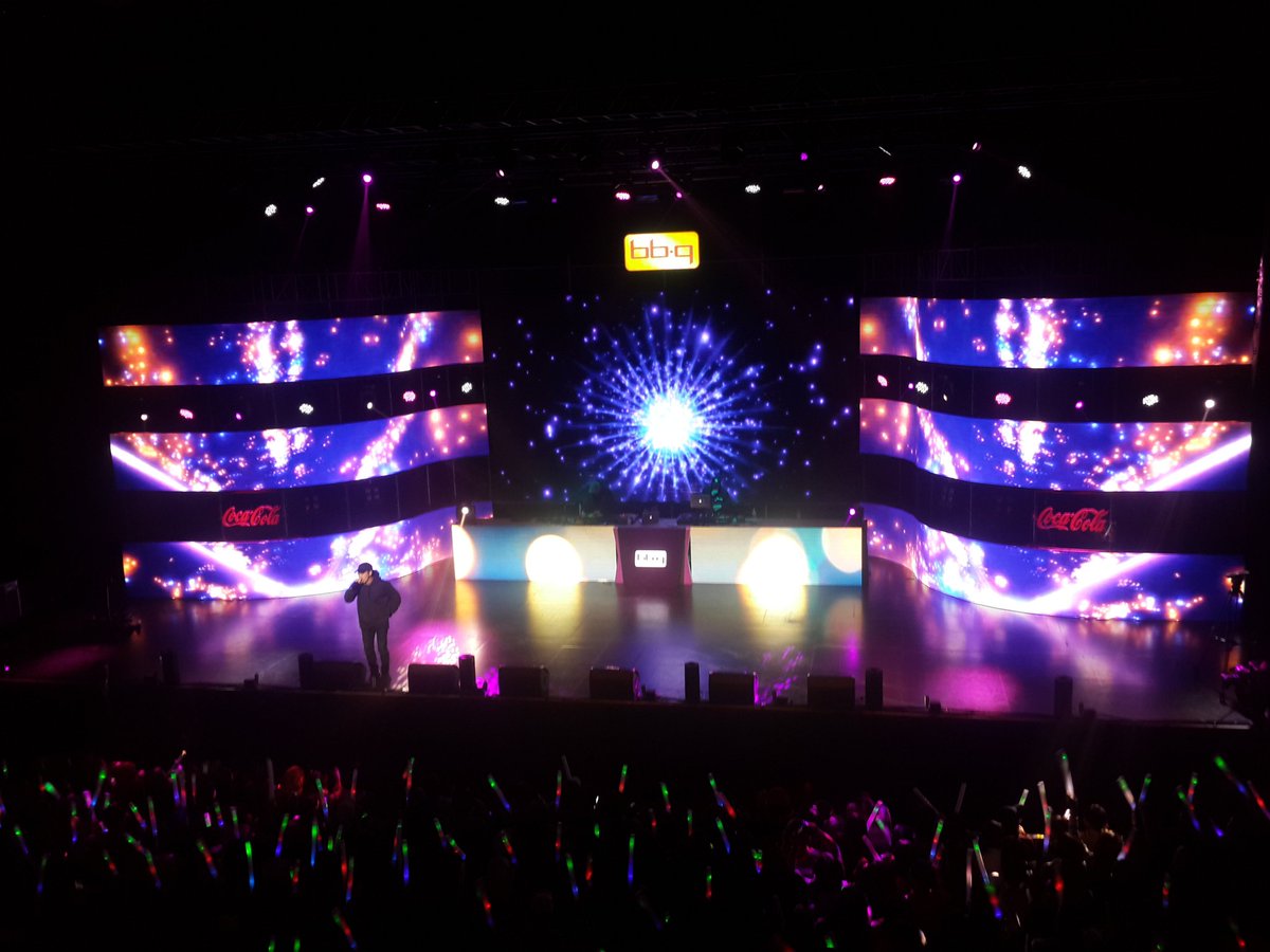 BBQ 치킨전쟁 행운의 위너들 모였다♪
오늘! 지금! 이곳!
국내 최고 힙합 뮤지션들과 함께하는
‘냉정한 치킨전쟁 열정의 파티’가 진행 중~