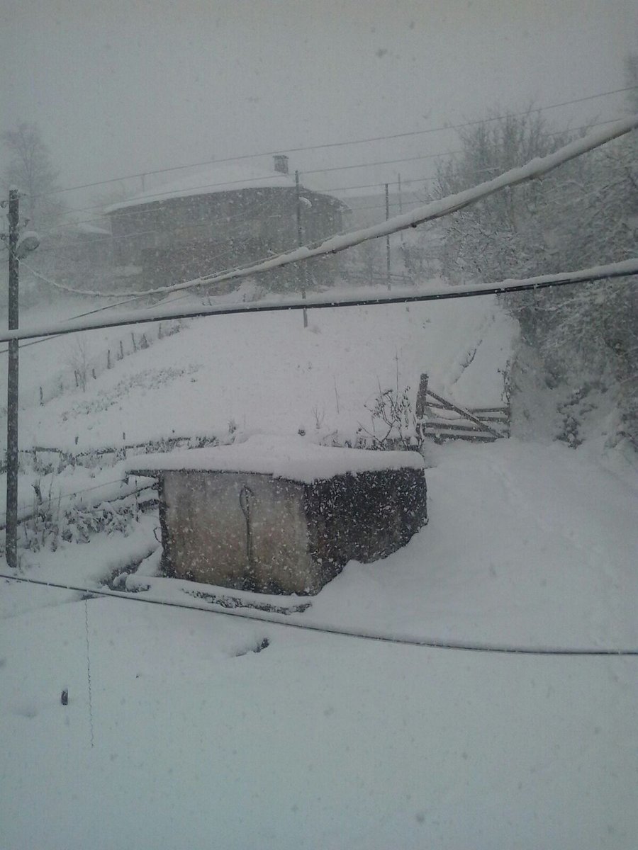 yildizeyup's tweet photo. Orda bir köy var uzakta 30/12/2015 #menuk #cide #kastamonu https://t.co/Zfc7WTh7gb