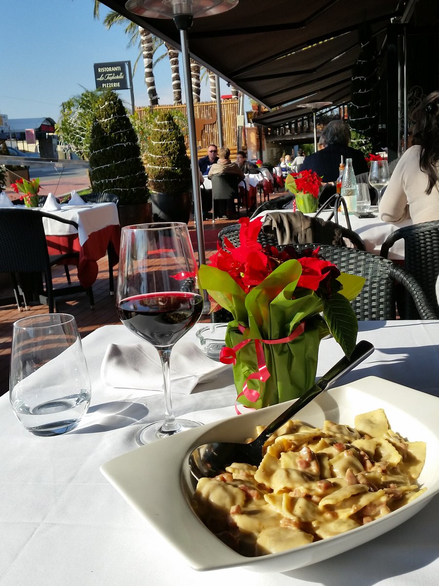 Balateu's tweet photo. Dinant a #Empuiabrava... desconectant de l'any vell i pensant en el #Nou2016 https://t.co/DDtyt7apQu