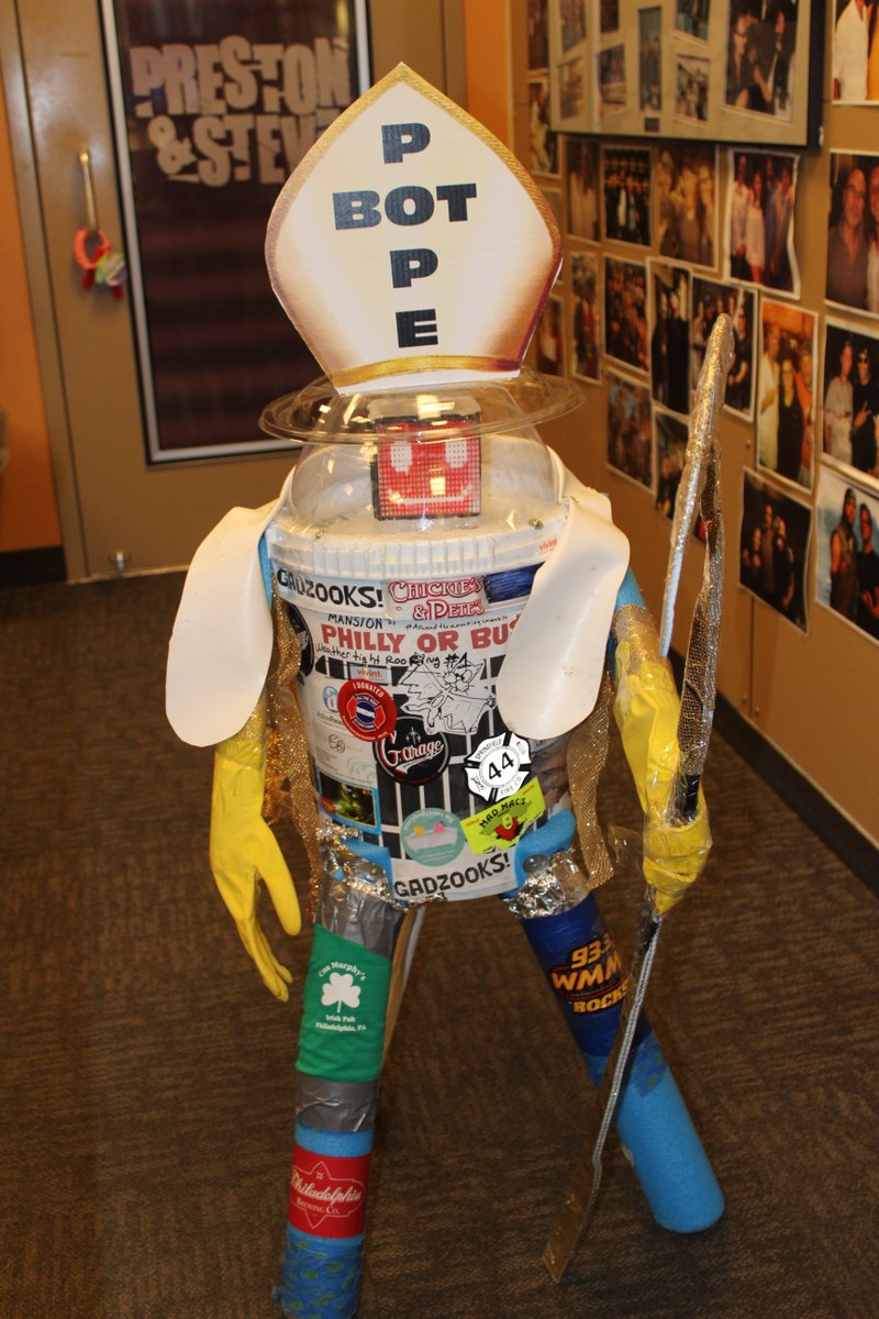 PrestonSteve933's tweet photo. Philly redeemed itself after the "#HitchBot incident" by safely showing #PopeBot around: https://t.co/5He4tStcMU https://t.co/ZBJRrMU6q1