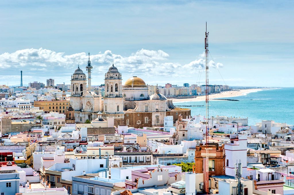 CarnavalCadizTV's tweet photo. Yo no tengo más paisaje, que a Cádiz con su oleaje de ropa blanca tendía https://t.co/CzDMmfvt8J