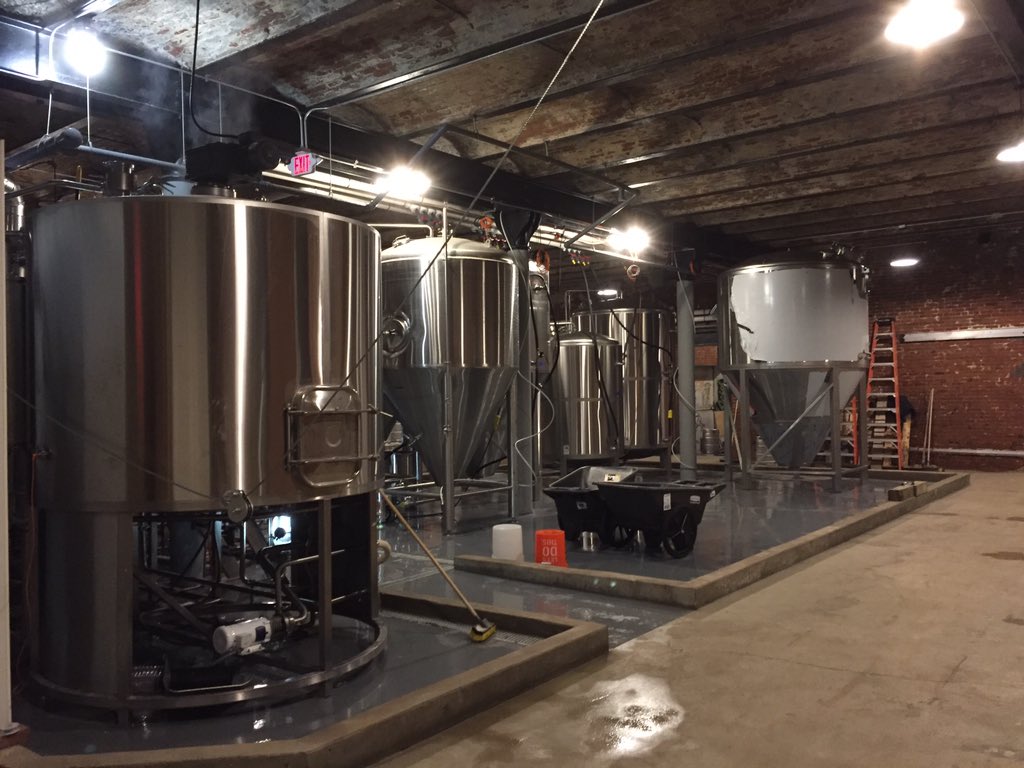 PlatformBeerco's tweet photo. 2015 was great! Hard to believe the pic to left was 4 months ago! 2016 here we come! @CLE_EconDev @ohiocitytweets https://t.co/1hV2vYRH4V