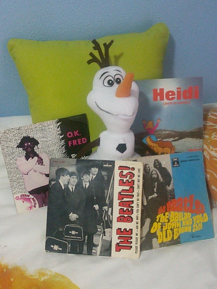 IsaBrightLight's tweet photo. A Olaf le gusta el verano, pero tambien los vinilos #ElViniloContraataca https://t.co/cqwKPdMmAw