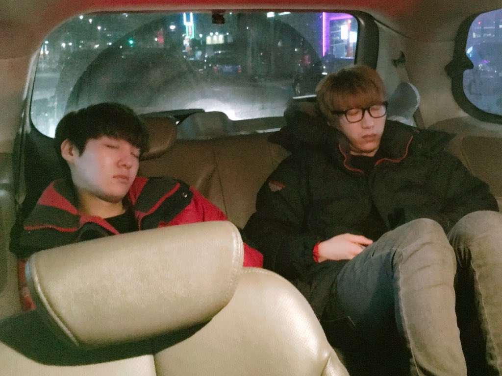 Band_DICKPUNKS's tweet photo. 2016년 1월 딕펑스 이동차량 뒷자리의 주인공은 누구? 내일 밤 브이앱 생방송을 기대해주세요! #DICKPUNKS https://t.co/67cstHLMXL