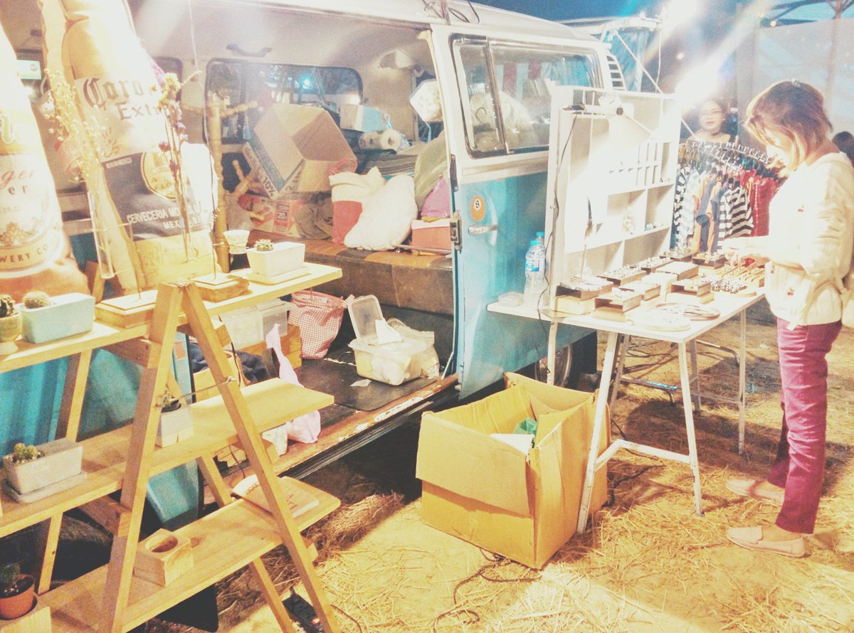 lingjaidee's tweet photo. บรรยากาศงาน #Pingfai เชียงใหม่ แถวกาดเชิงดอย ชิลล์ แบบ ฮิปๆ เหมือนเอานิมมานต์เวอร์ชันวัยรุ่นมากองไว้นี่ ;) https://t.co/xMySnZzYNt