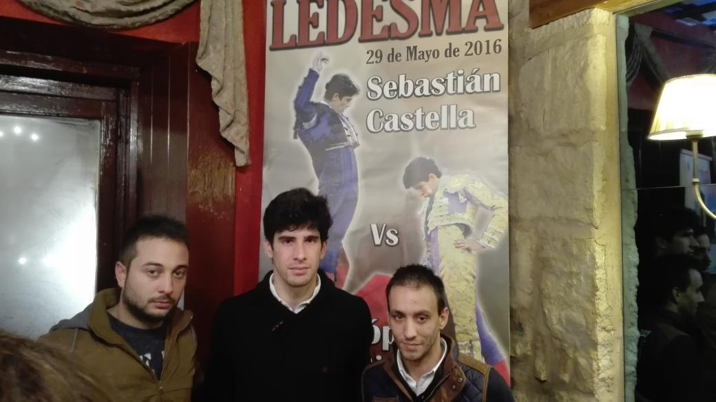 Junto a saul bautista disfrutando de la presentación de este cartel historico y de el buen trato de lopez simon