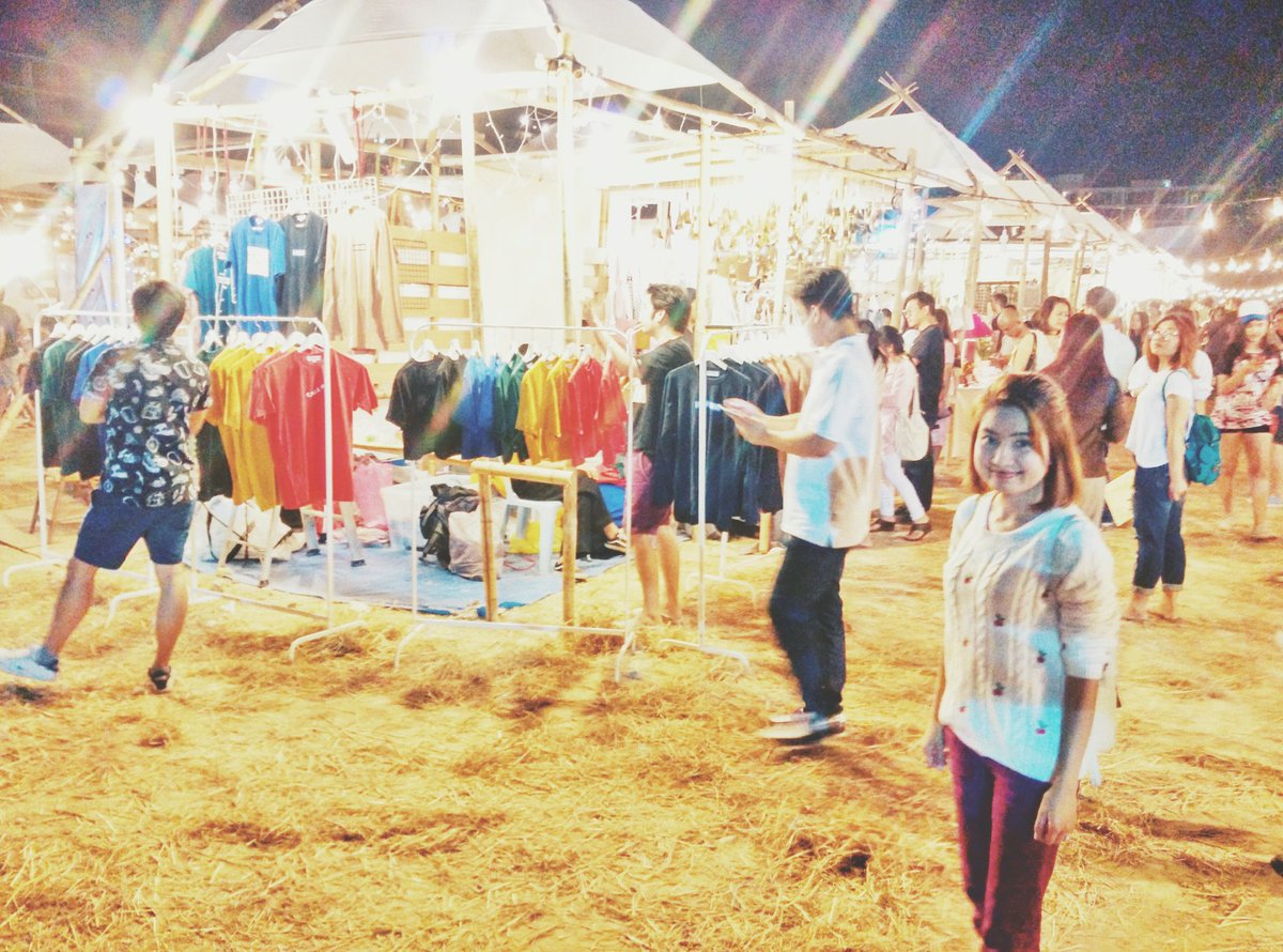 lingjaidee's tweet photo. บรรยากาศงาน #Pingfai เชียงใหม่ แถวกาดเชิงดอย ชิลล์ แบบ ฮิปๆ เหมือนเอานิมมานต์เวอร์ชันวัยรุ่นมากองไว้นี่ ;) https://t.co/xMySnZzYNt