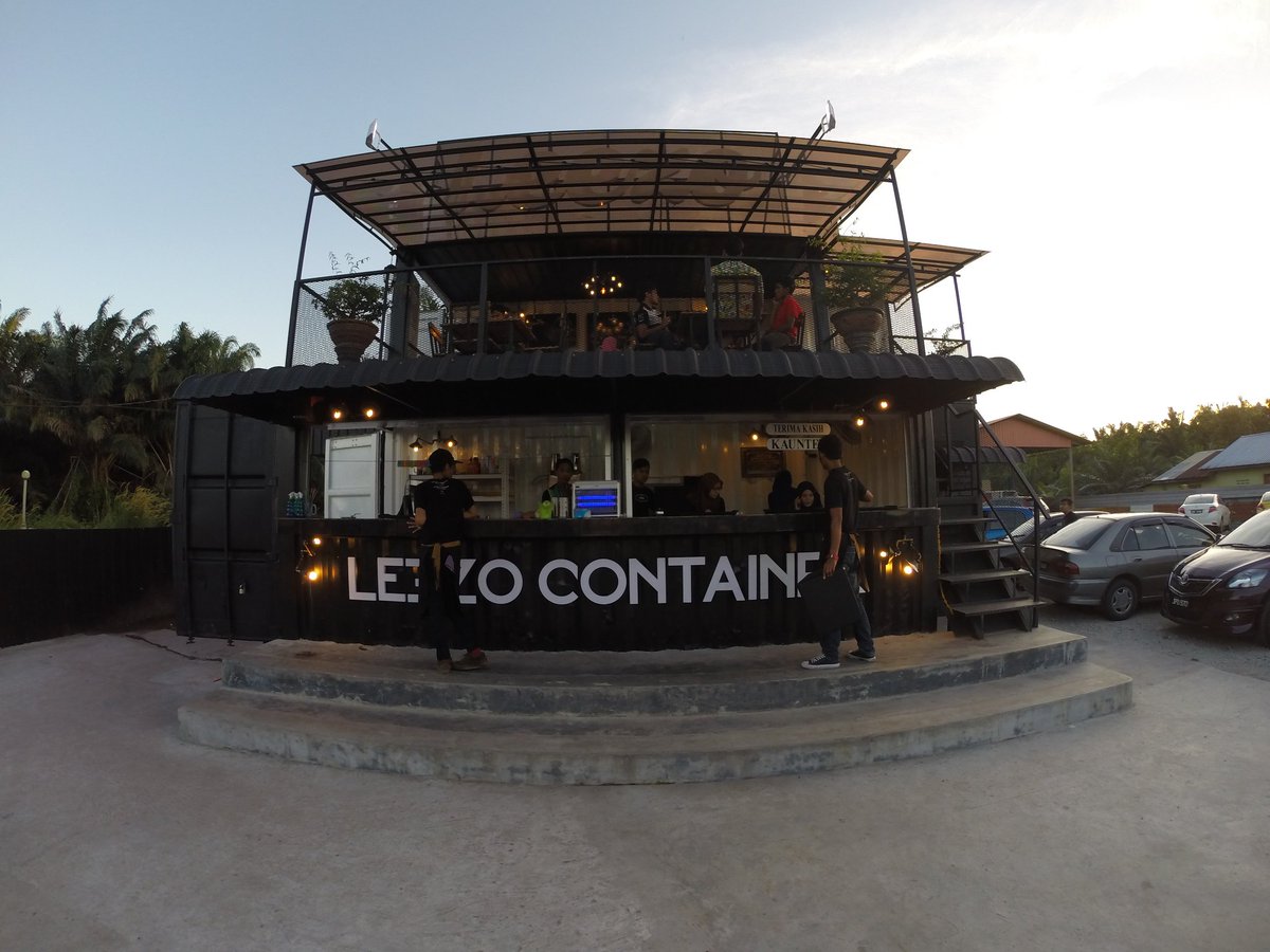 hekalazizan's tweet photo. Last memories with 4BPB . Harini Leezo Cafe kita yang punya. Hahahaha #leezo #leezocafe #4bpb #fptp #uthm @TwtUTHM https://t.co/8283lzrFAK
