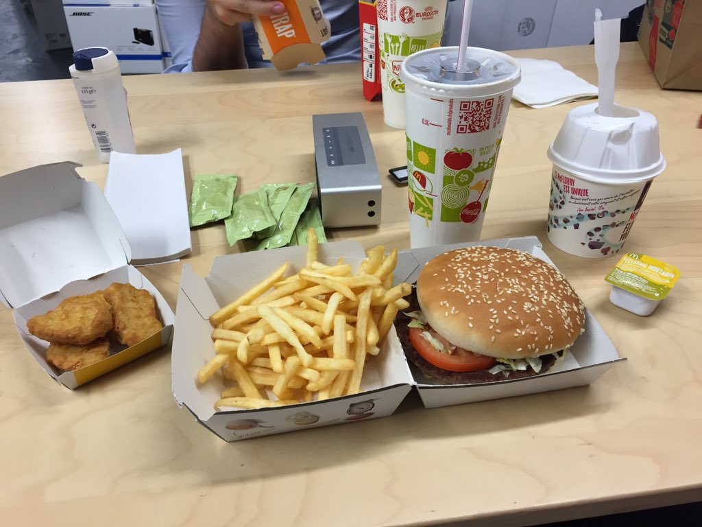 RAY0UX's tweet photo. 15€ pour un #bigtasty #froid et des #frites #fatiguées. Heureusement que le #macflury est une valeur sure #macdonald https://t.co/o0KUaDCEJB