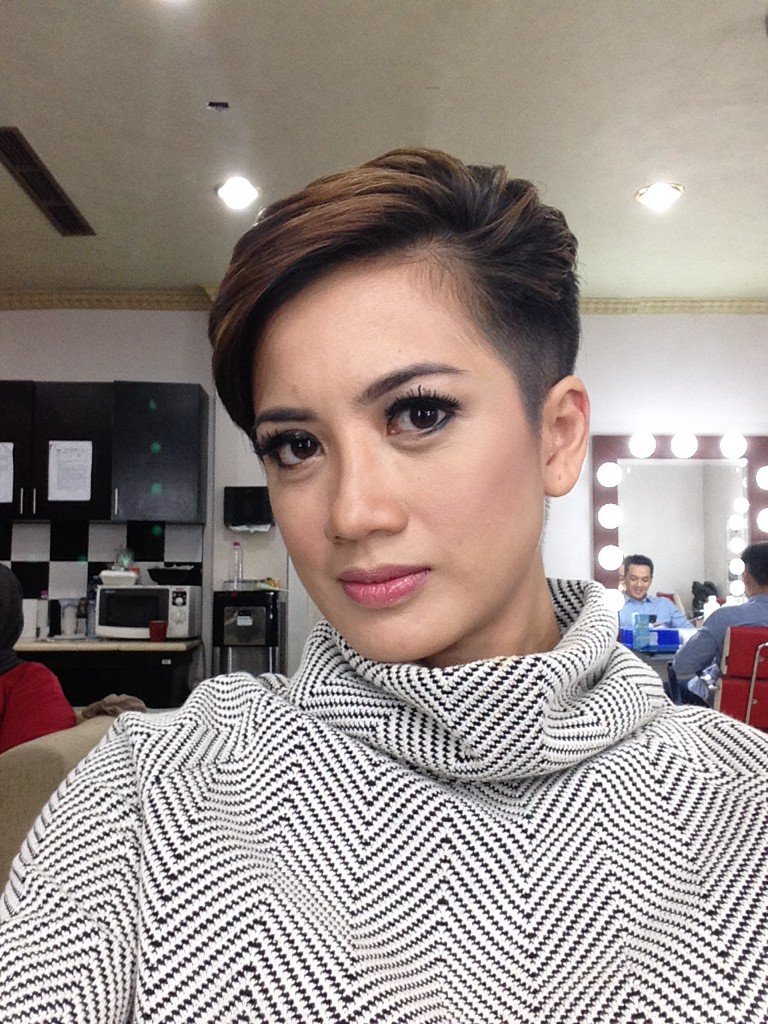 Hasil gambar untuk gaya rambut prita laura