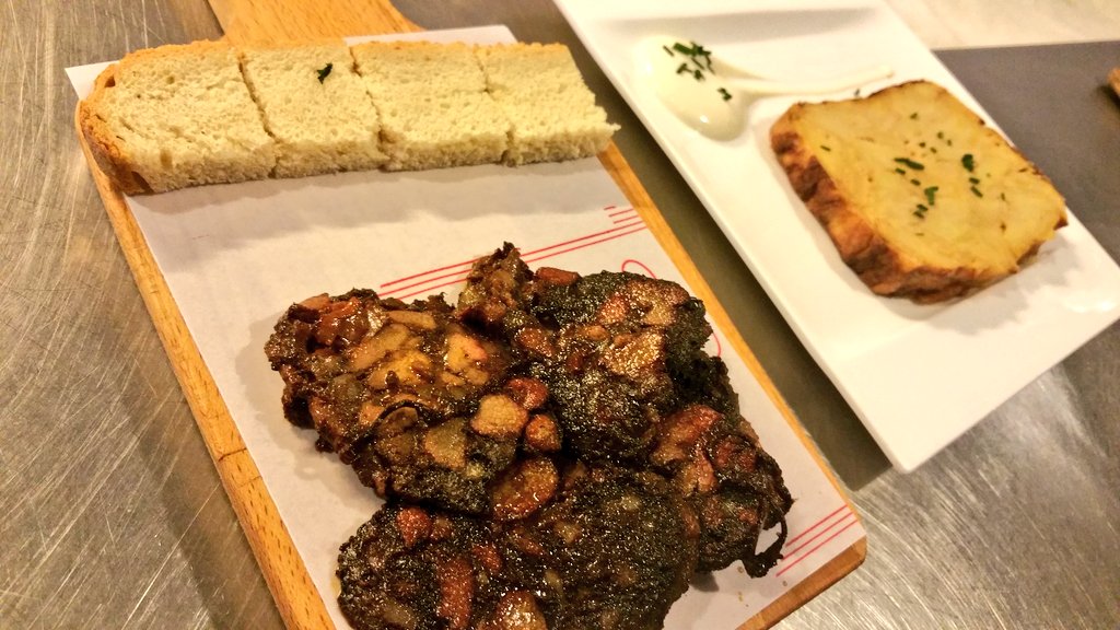 WendyGamba's tweet photo. Para los amantes de la #Morcilla de #Ronda ,os invitamos a probarlas a la plancha ¿te atreves? @SaboraMalaga https://t.co/lktfOxmDDV