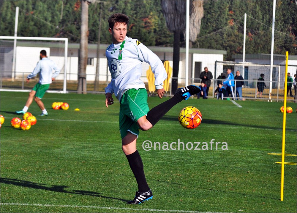 nachozafra's tweet photo. El juvenil @FalinR98 entrenó con el primer equipo del @cordobacfsad 
#CCF | https://t.co/bV1qaKbCB8