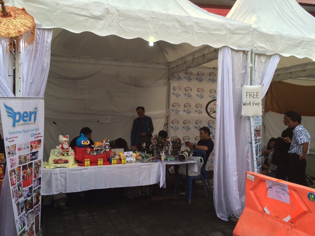 setelah hujan, tirai depan pun dibuka.. hehe
#perikertas #denpasarbookfair2015 #latepost