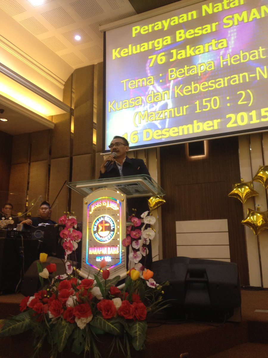 Roh_Kris76's tweet photo. Makasih Pak Agus Jaya, selaku Kepala Sekolah SMAN 76, yang udah mau dateng dan kata sambutan #Review2015 https://t.co/PNq6GLx1Oc