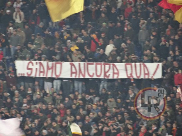 Ultramaniatics's tweet image. There was a match between AS Roma Legends in Stadio Olimpico! 
#VoiSieteLeggenda
29/12
(2)