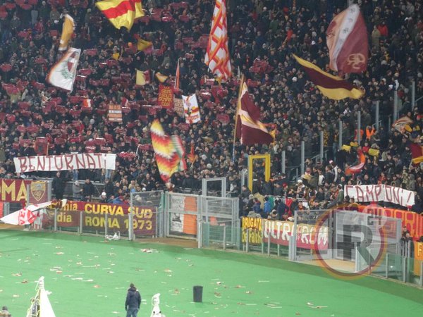 Ultramaniatics's tweet image. There was a match between AS Roma Legends in Stadio Olimpico! 
#VoiSieteLeggenda
29/12
(2)